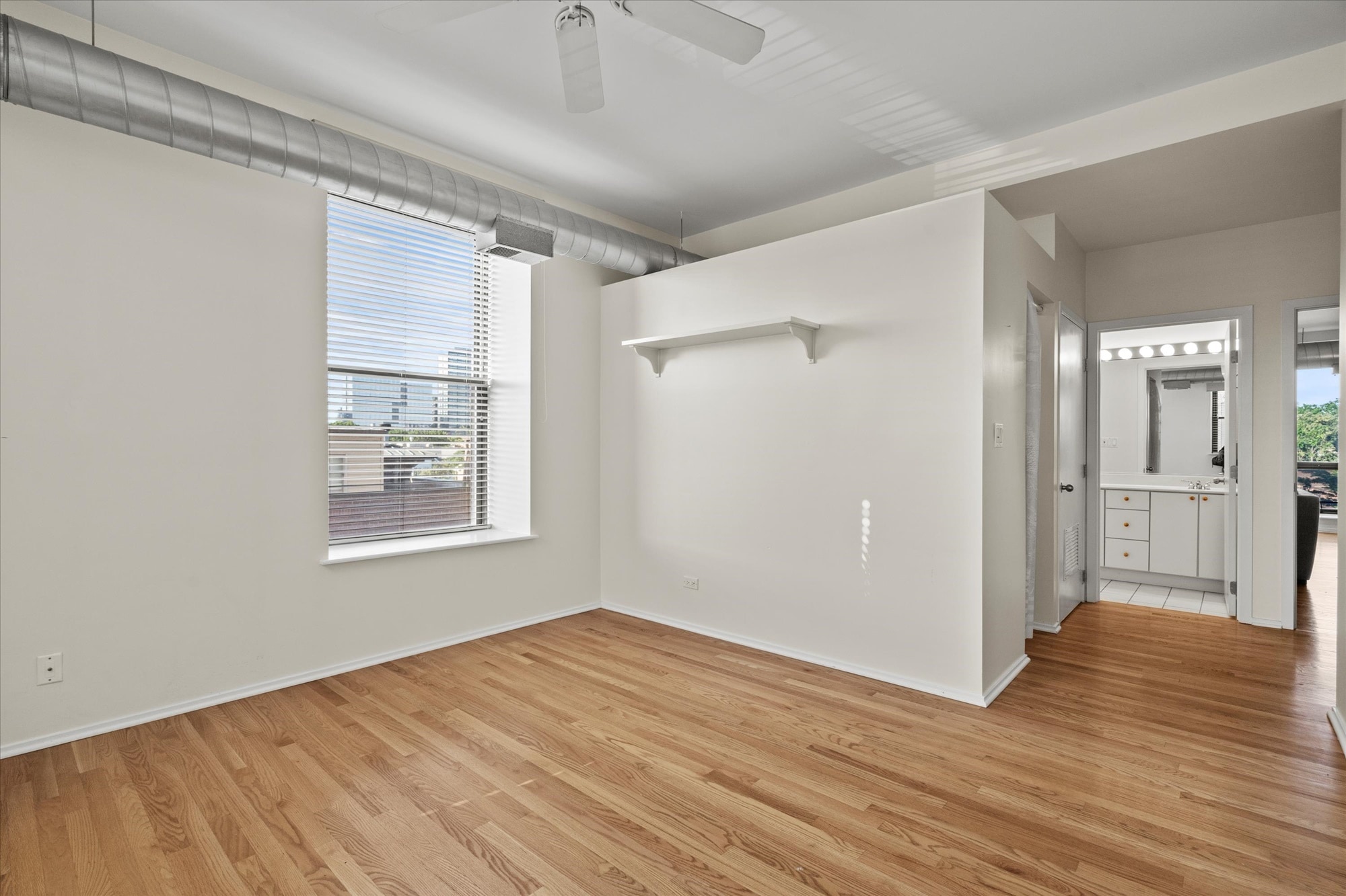 Building Photo - 811 S Lytle St