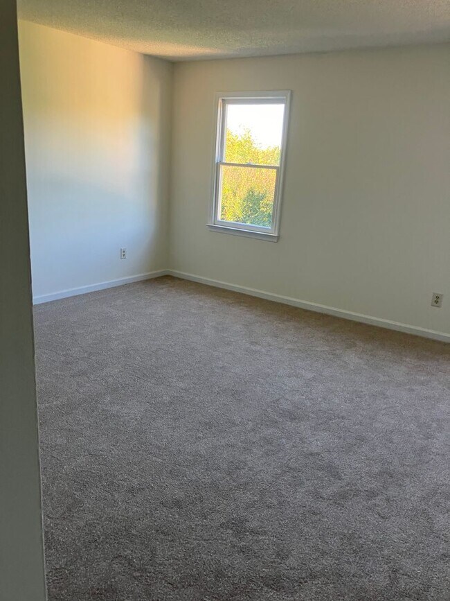 Building Photo - Two bedroom renovated townhouse in Oak Ridge Meadows