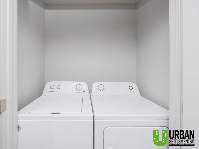 Building Photo - Woodlawn Duplex