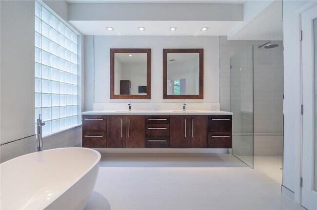 Building Photo - 2519 Bay Pointe Ct