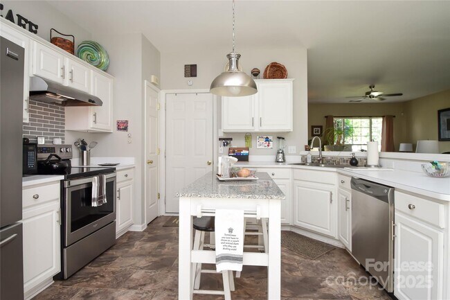 Building Photo - 2121 Kaybird Ln