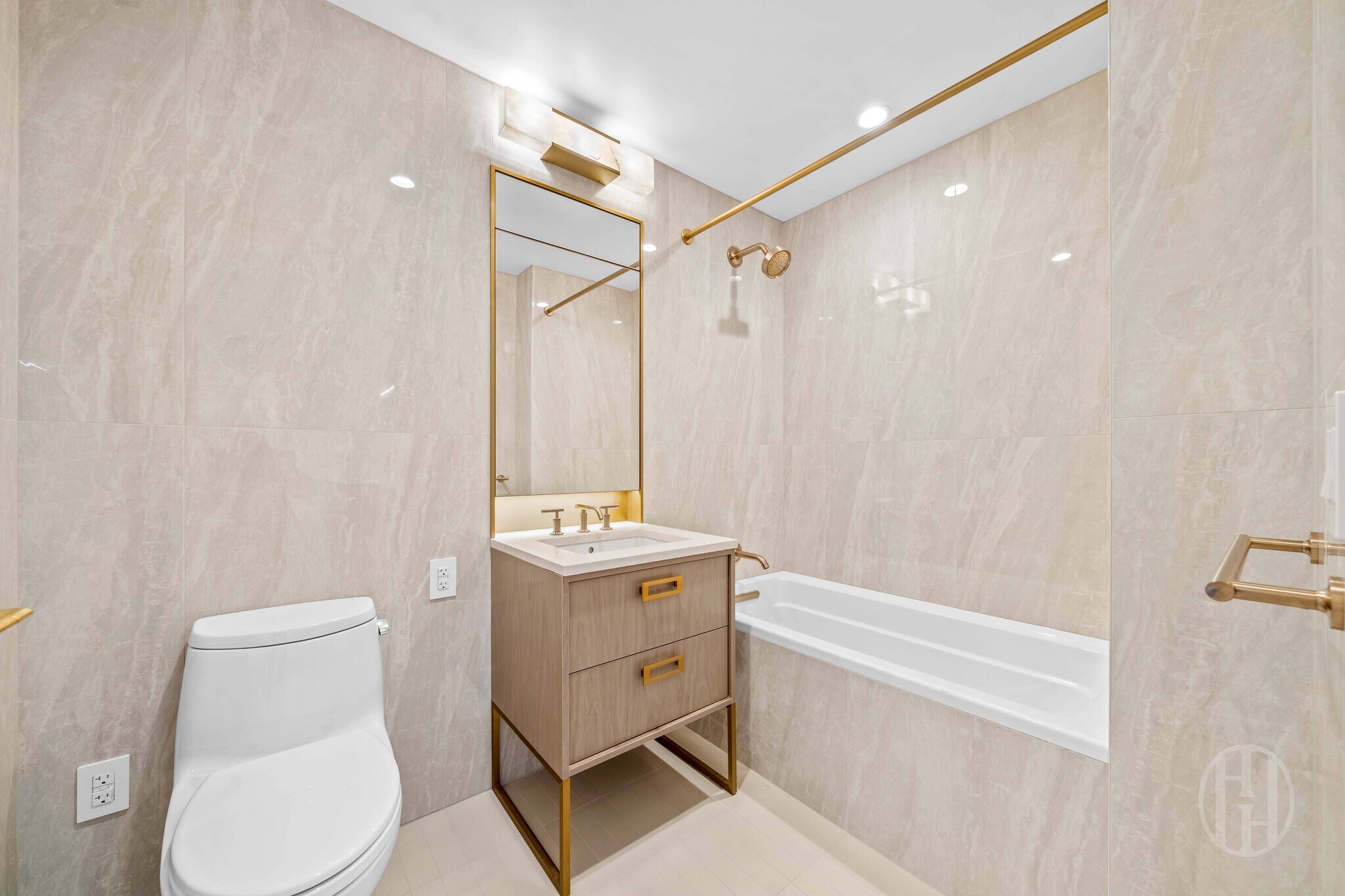 Building Photo - 3 Ct Square W