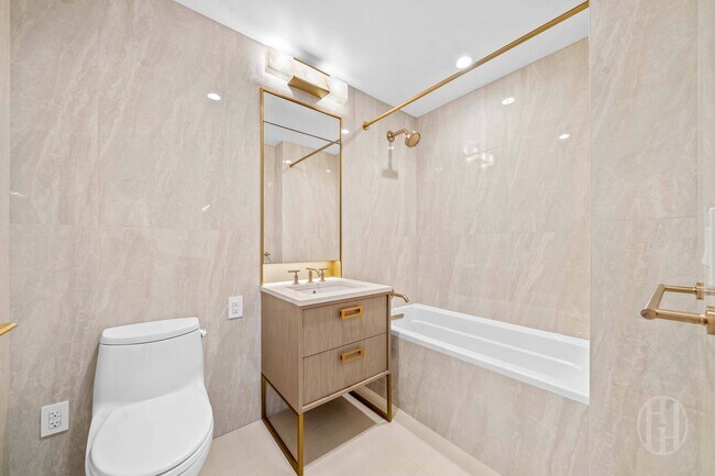 Building Photo - 3 Ct Square W