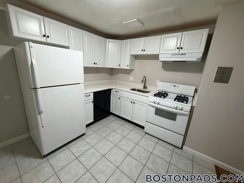 Building Photo - 18 Belmont St