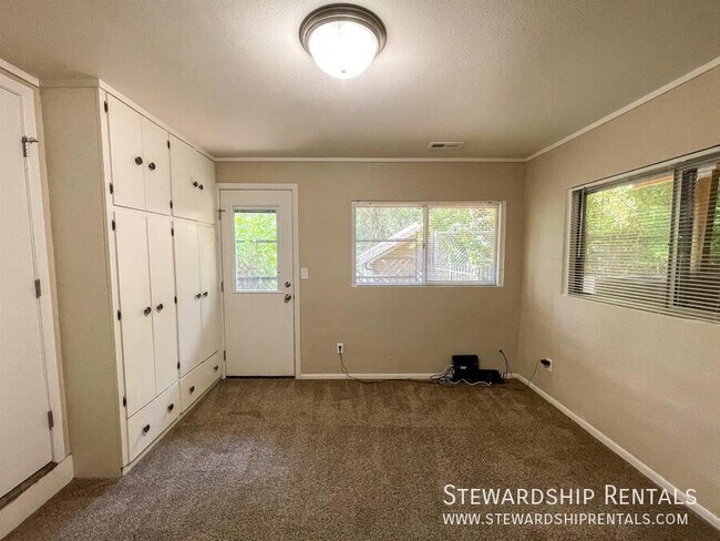 Building Photo - 1800 Sylvan St