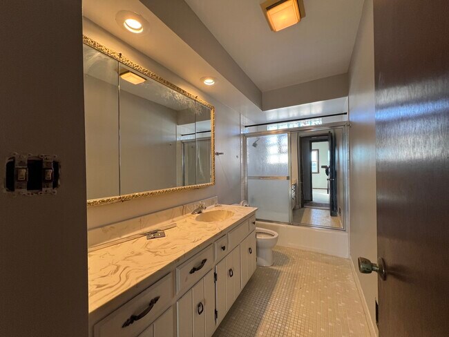 Building Photo - 5635 W Montrose Ave