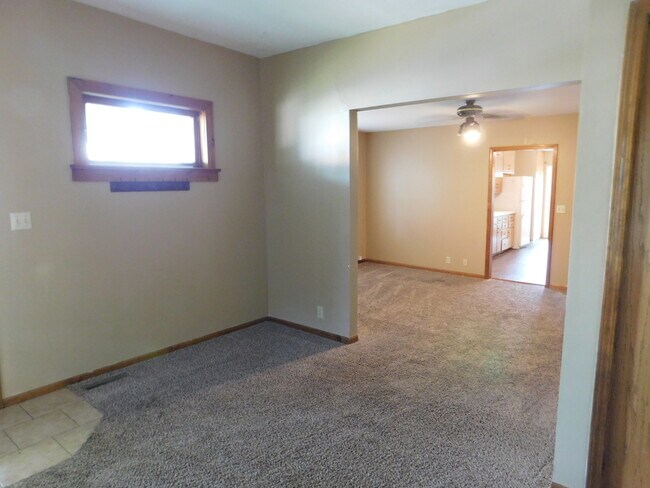 Building Photo - Huge 2 bedroom/1 bath close to the Hosptia...