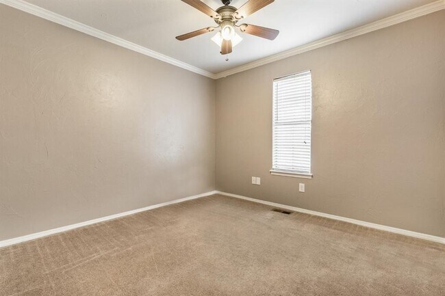 Building Photo - 904 Merlin Cir