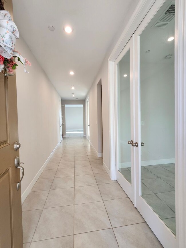 Building Photo - Beautiful Plumas Lake home on a large lot with SOLAR