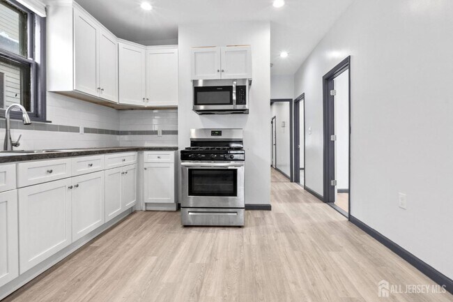 Building Photo - 211 N 13th St