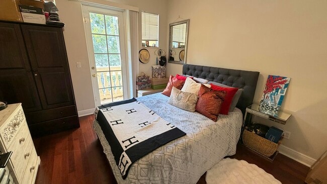 Building Photo - 210 NE 69th Cir