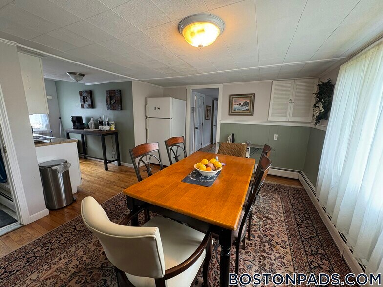 Building Photo - 370 Main St