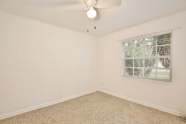 Building Photo - Beautiful 3/2 Spacious Pool Home with a Fe...