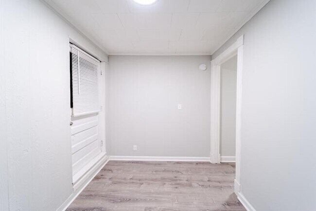 Building Photo - 139 N Pine Ave