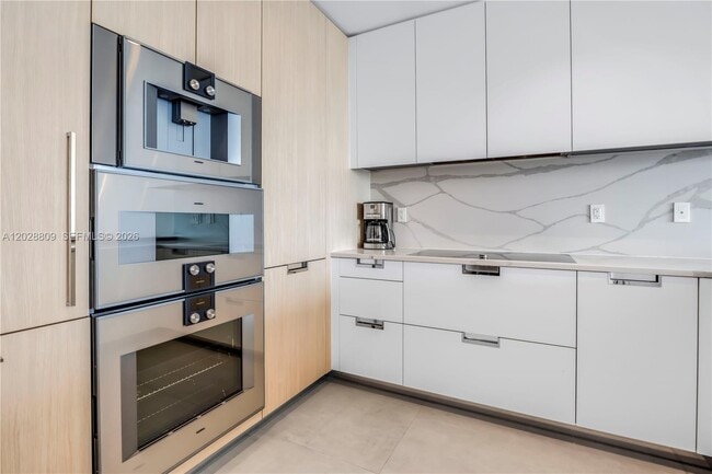 Building Photo - 15701 Collins Ave
