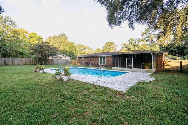 Building Photo - 2013 Shady Oaks Dr