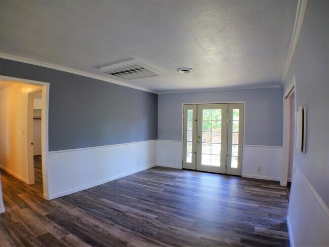 Building Photo - 708 Douglas Ln