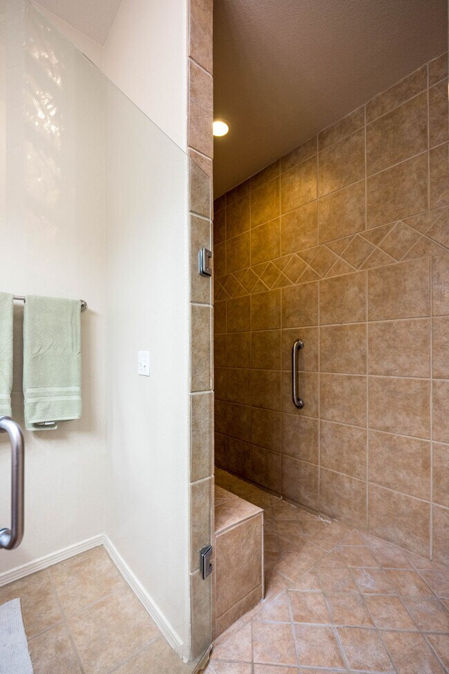 Building Photo - 2711 Sunrise Point Rd