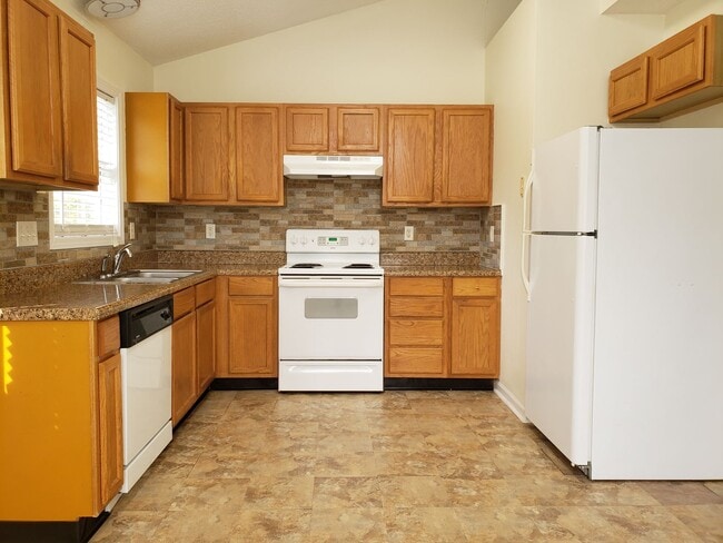 Building Photo - 3 Bedroom home in CreekSide Village