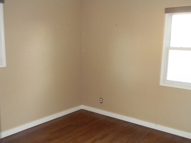 Building Photo - 332 E Oakmont Ave