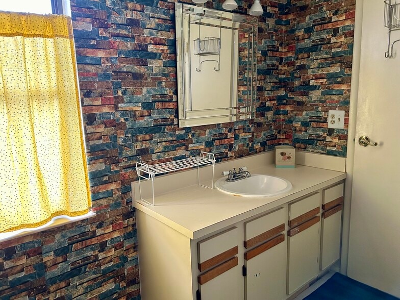 Building Photo - 9149 Shaddock Rd E