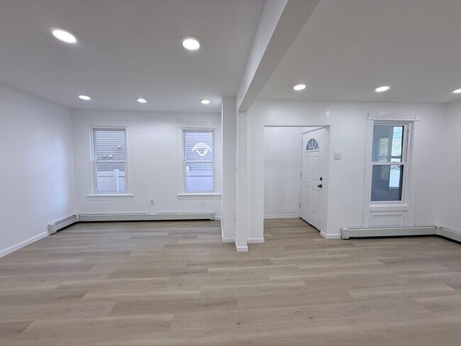 Building Photo - 1069 Mary St