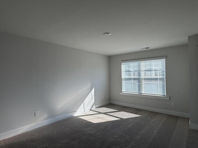 Building Photo - 105 S Grassland Rd