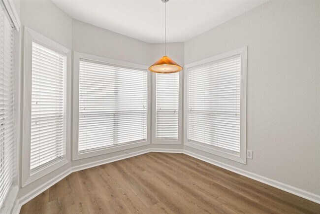 Building Photo - 4711 Spicewood Springs Rd