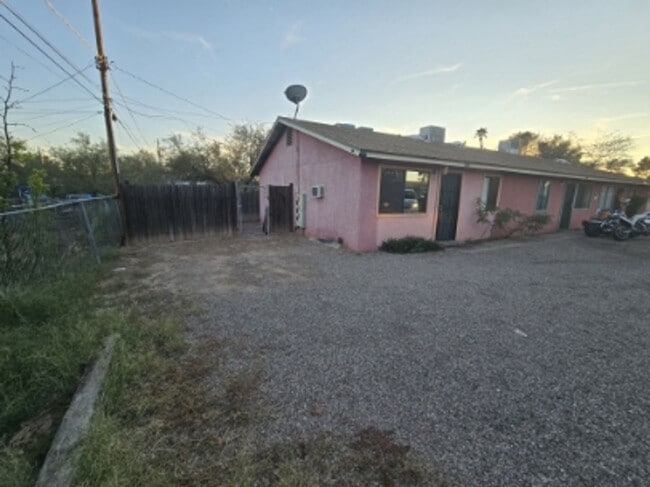 Building Photo - TRIPLEX 2BD/1BA COMING SOON!!! SPACIOUS BACKYARD!!