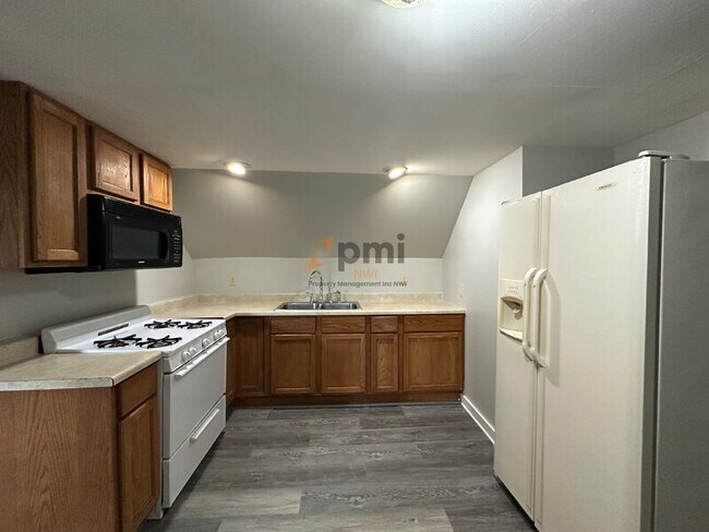 Building Photo - 2122 Elston St