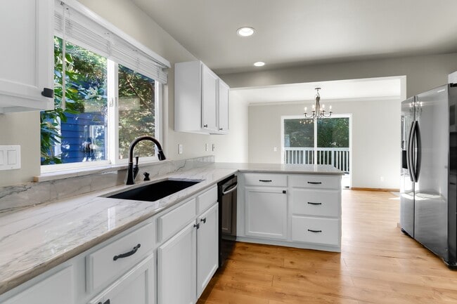 Building Photo - 915 Cleveland Ave