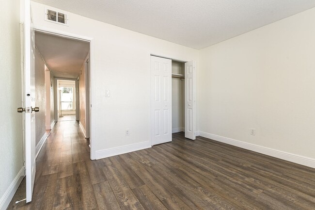 Building Photo - Desirable Location - 2-bed 2-bath Condo 5 ...
