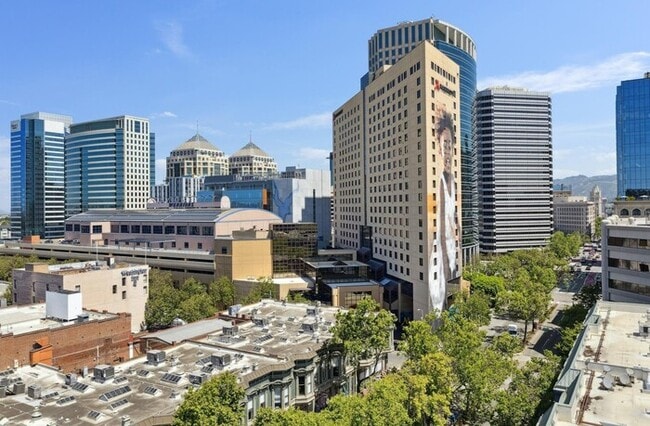 Building Photo - 2-Story 2BR Condo with Patio, In-Unit Laundry & Parking in Oakland Chinatown