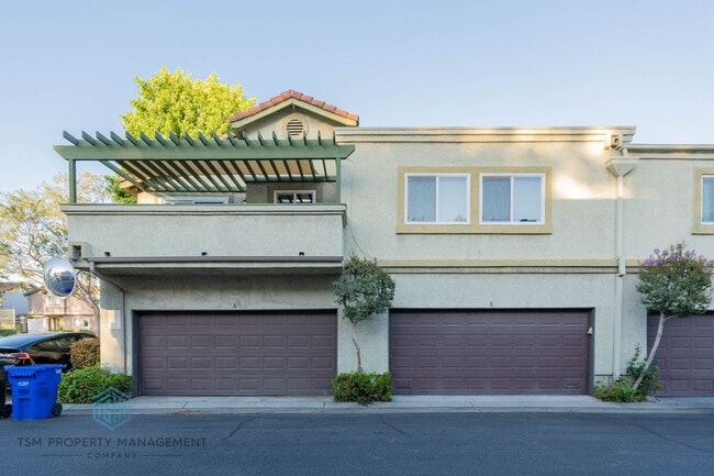 Building Photo - 2 Bed 2 Bath End Unit Townhouse with Amazing View in Rancho Cucamonga!