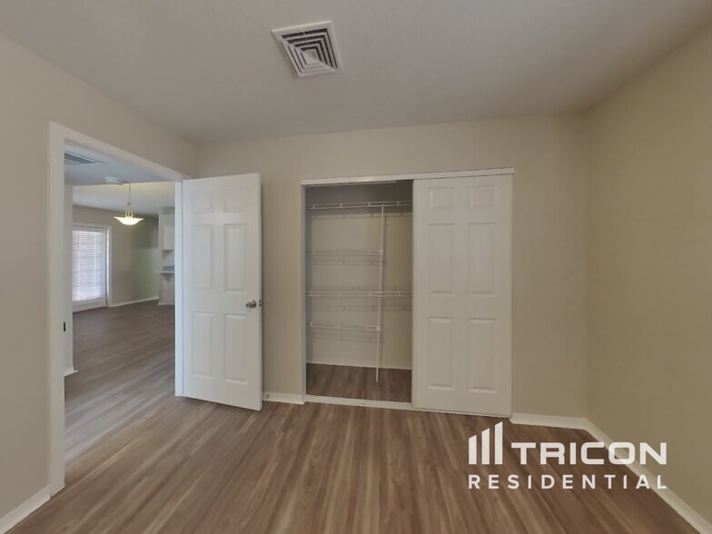 Building Photo - 6309 E Ivyglen St