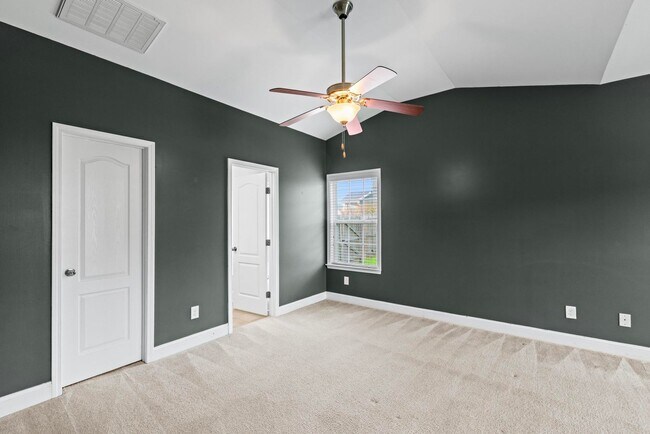 Building Photo - 3 bedroom Ranch Available Now!