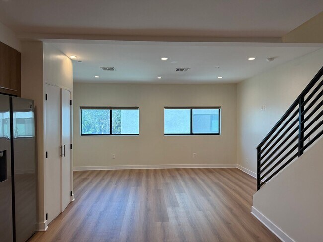 Building Photo - 2514 S Palm Grove Ave