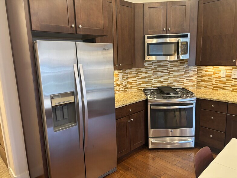 Kitchen - 6169 Park Ln S