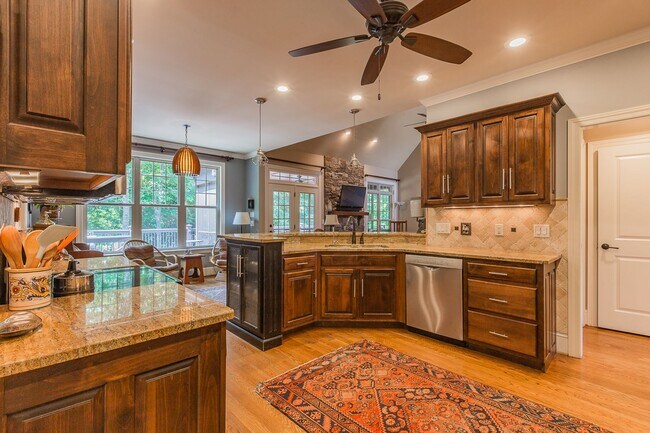 Building Photo - Fully Furnished Home!