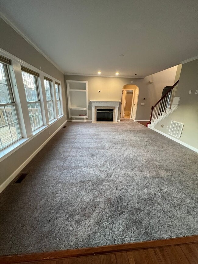 Building Photo - Beautiful 5 bedroom Executive Home In Wakefield