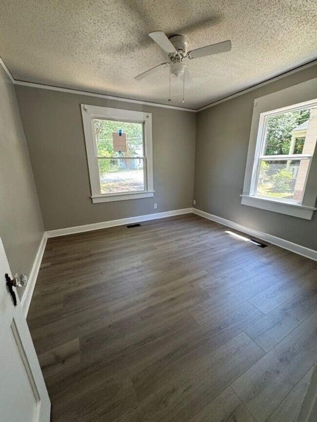 Building Photo - Charming 2 Bedroom 1 Bath close to Wendover and 29!