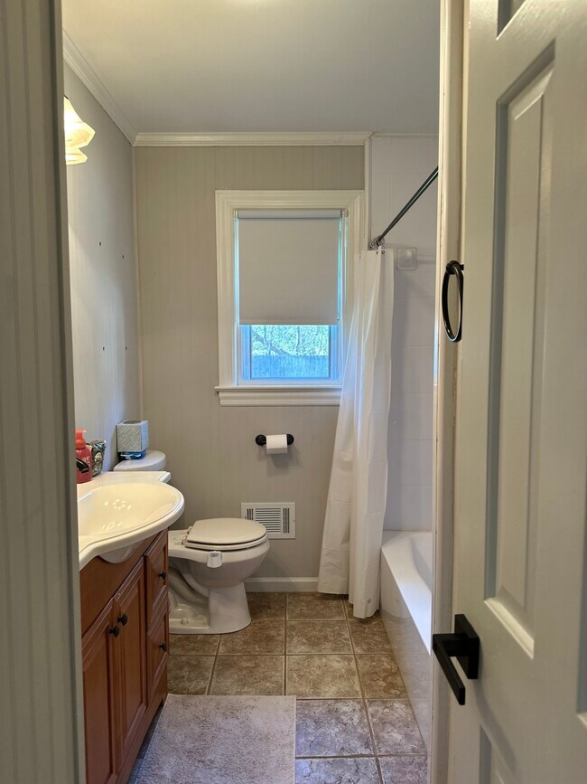 Building Photo - 15394 Rollingwood Dr