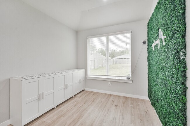 Building Photo - 14226 Lake Lodge Dr
