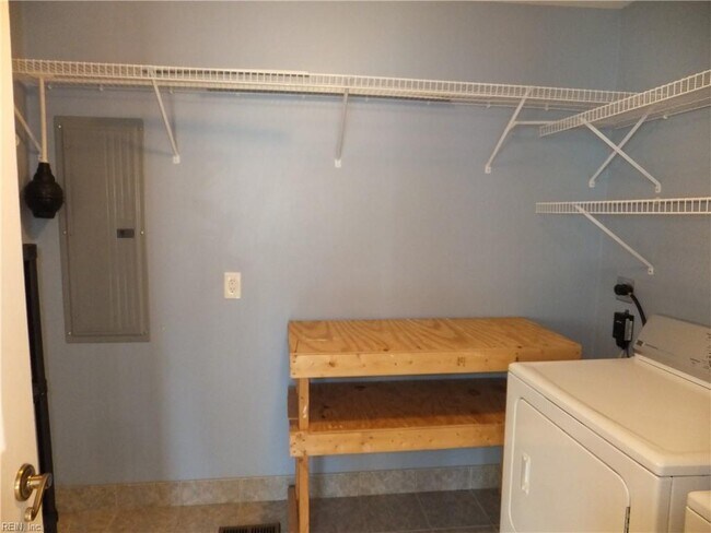 Building Photo - 4420 Clyde St