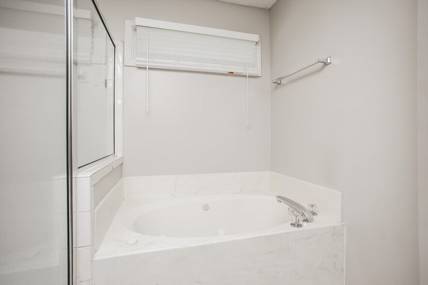 Building Photo - 10824 Ridgefield Dr