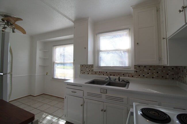 Building Photo - 2 Bedroom 1 Bath Home in Roeland Park