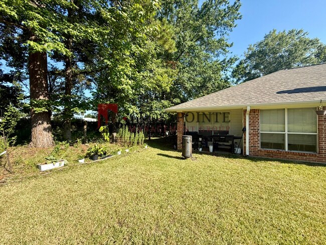 Building Photo - Coming Soon! 3 Bedroom 2 Bathroom Duplex in Flint!