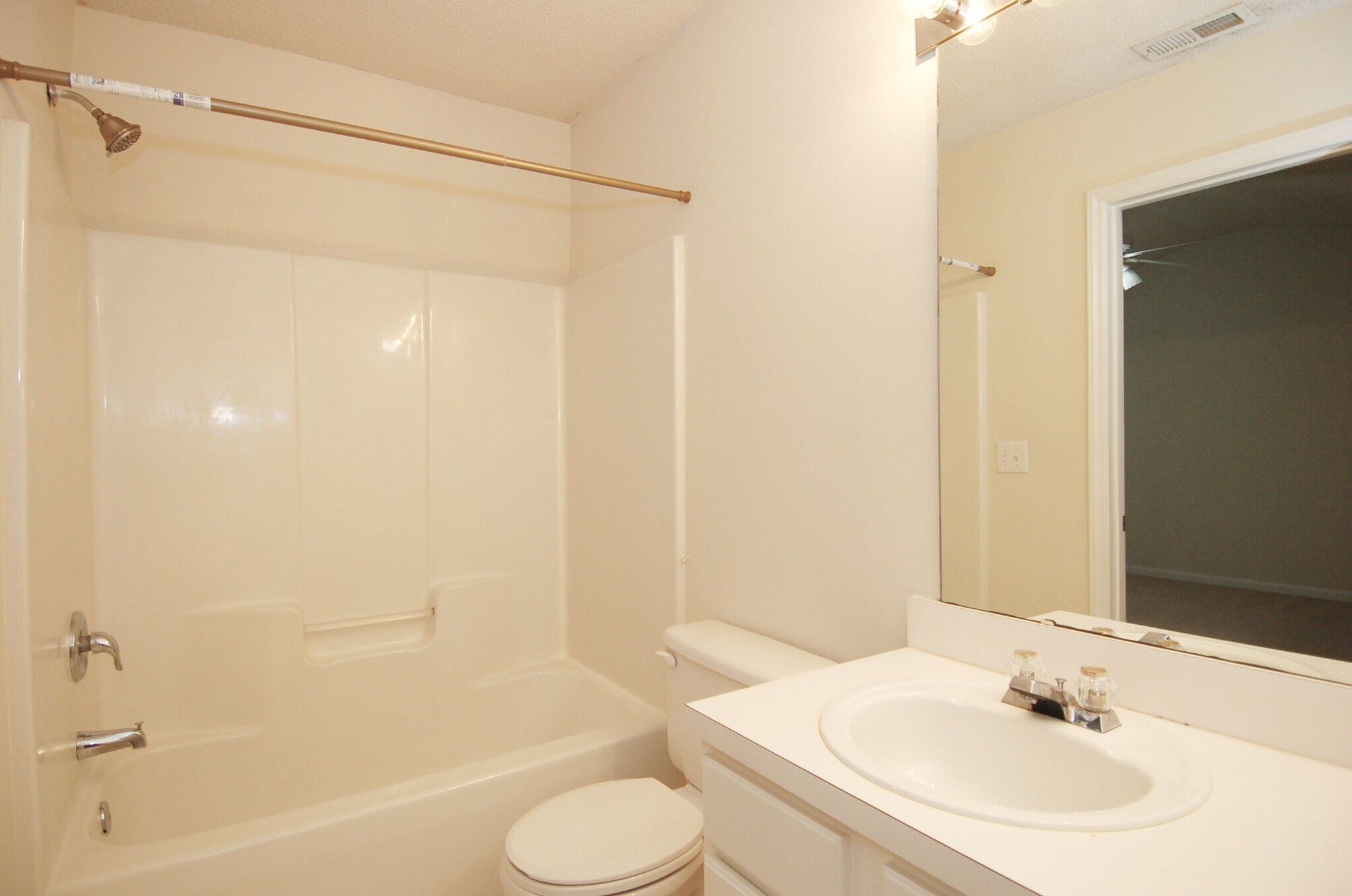 Building Photo - 221 Orchard Park Dr