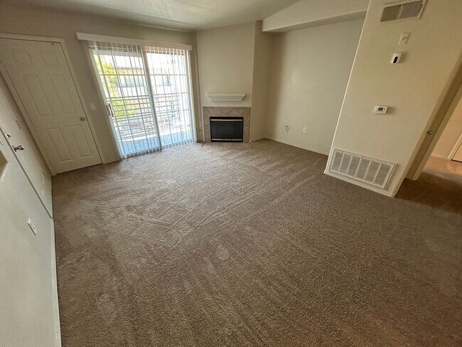 Building Photo - MOVE IN SPECIAL: $1000 OFF RENT WITH THIS SPACIOUS TOP FLOOR 2 BEDROOM 2 BATH CONDO