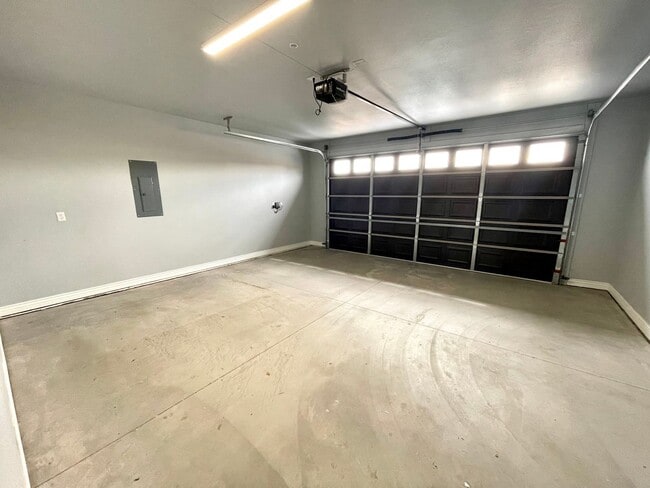 Building Photo - Beautiful 3 Bedroom Townhome Near Kingman Hospital!